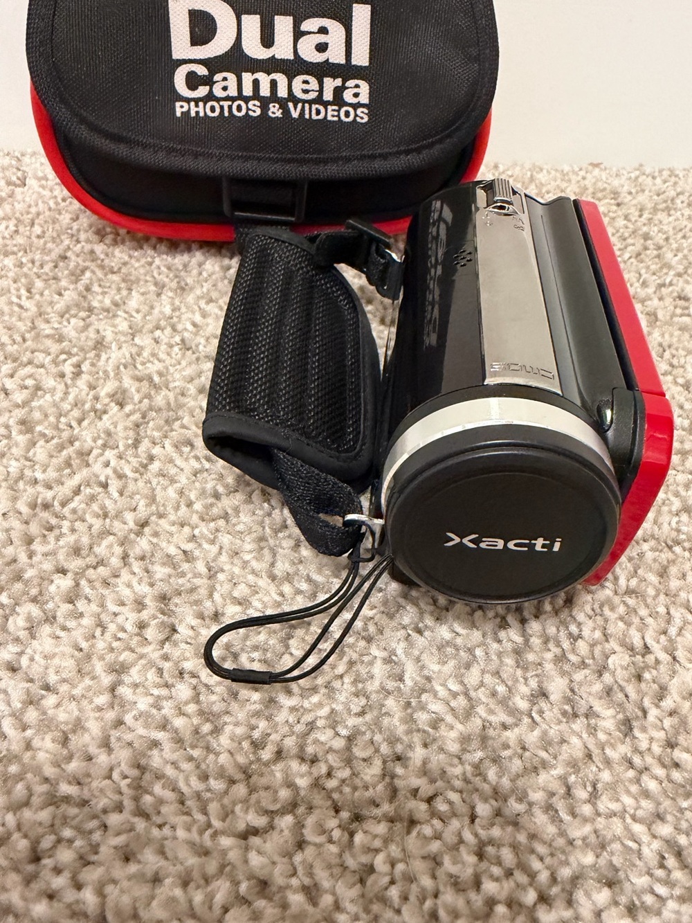 *NICE* Sanyo Xacti VPC-ZH1R Camcorder Dual Camera Handheld w/ NEW Charger Tested - Picture 2 of 5